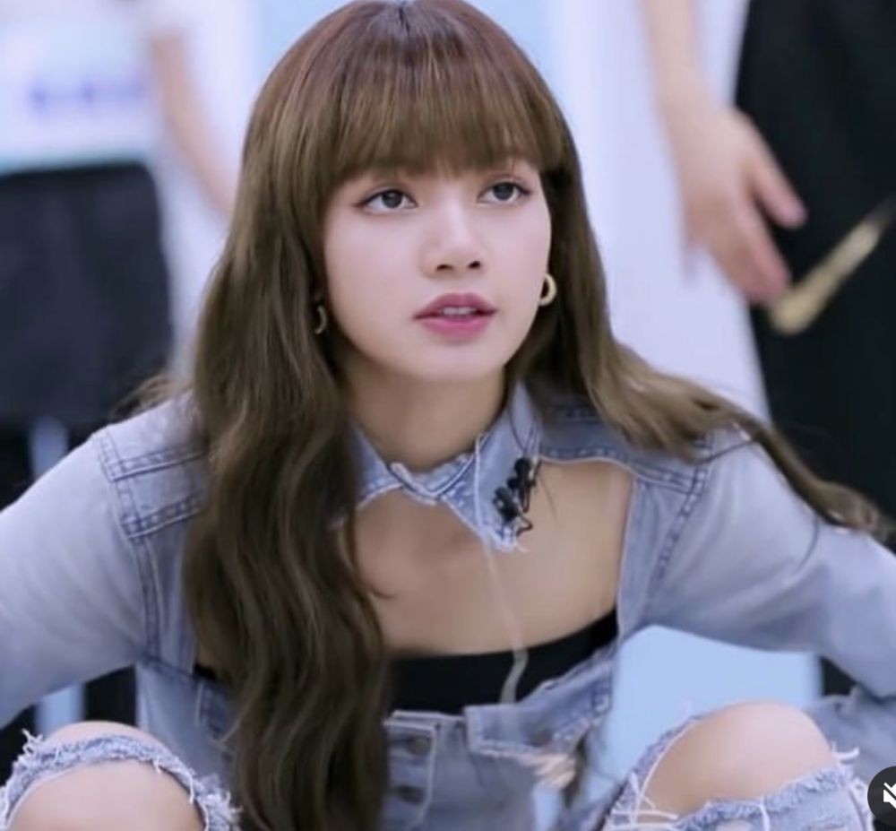 10 Potret Lisa BLACKPINK Jadi Mentor di Ajang Pencarian Bakat China