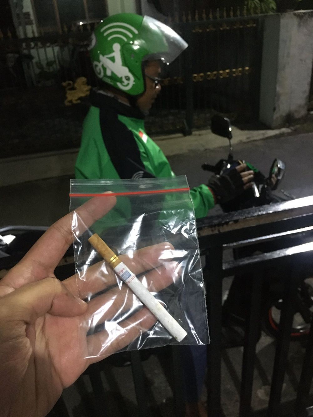 Bikin Ngakak, Postingan Para Cowok Berbagi Rokok Saat Karantina