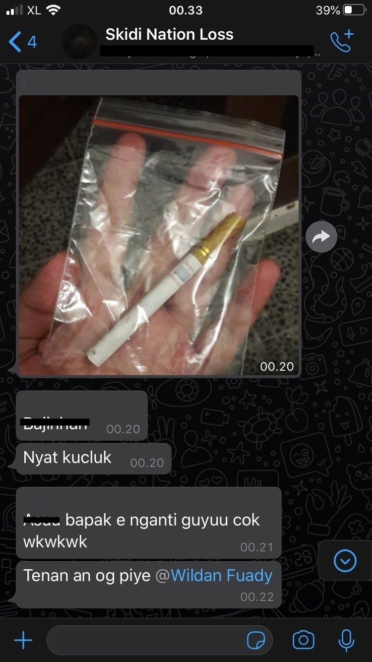 Bikin Ngakak, Postingan Para Cowok Berbagi Rokok Saat Karantina