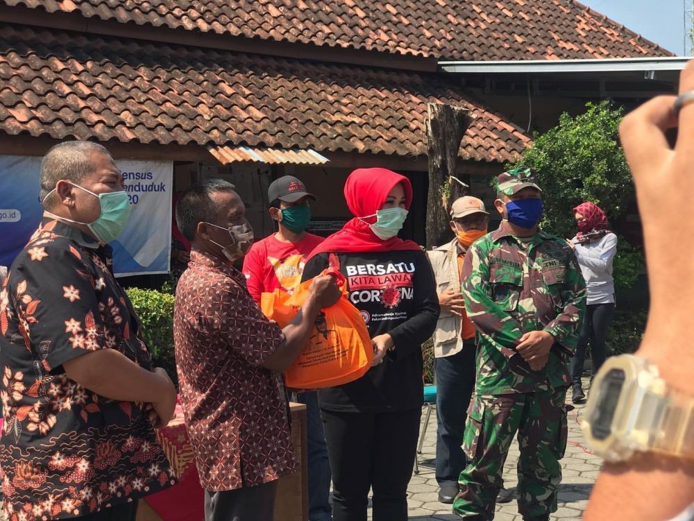 Kampanye Terselubung, Foto Bupati Klaten Juga Terdapat Di Barang-Barang Ini!