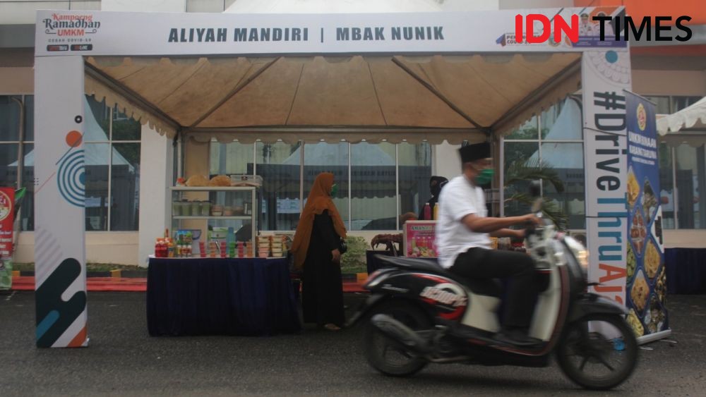 Potret Berburu Takjil di Kampung Ramadan Medan, Cukup Drive Thru