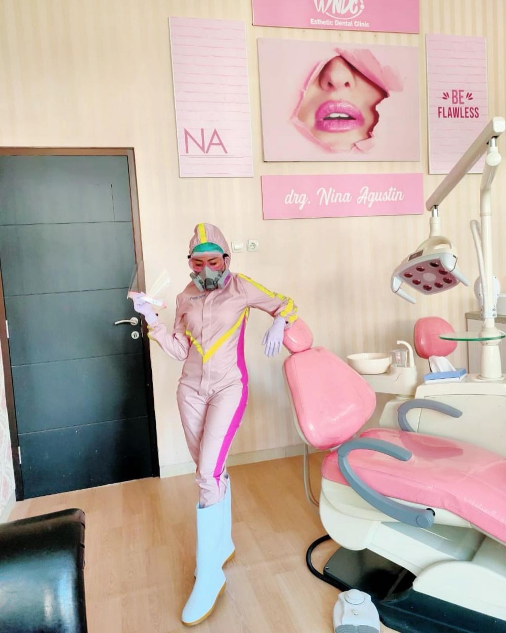 Tampil Stylish Meski Dibalut APD, Dokter Cantik Ini Sukses Bikin Netizen Tercengang!