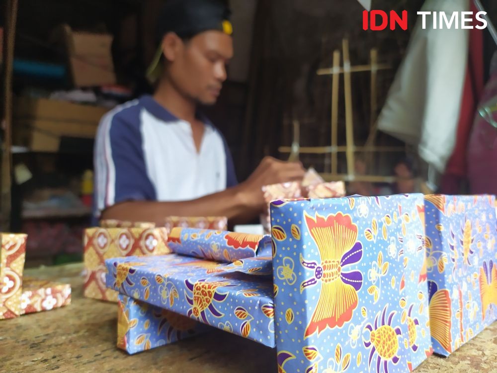 Perajin Rumah Arwah Jatuh Bangun Jaga Tradisi Warga Tionghoa Semarang