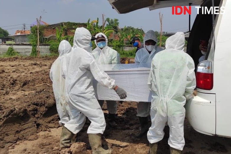 Bulan Juli Penuh “Innalillahi” Bagi Saifullah, Penggali Makam COVID-19