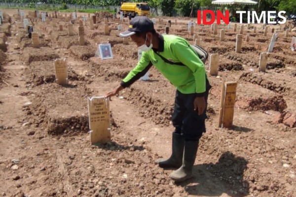 Bulan Juli Penuh “Innalillahi” Bagi Saifullah, Penggali Makam COVID-19