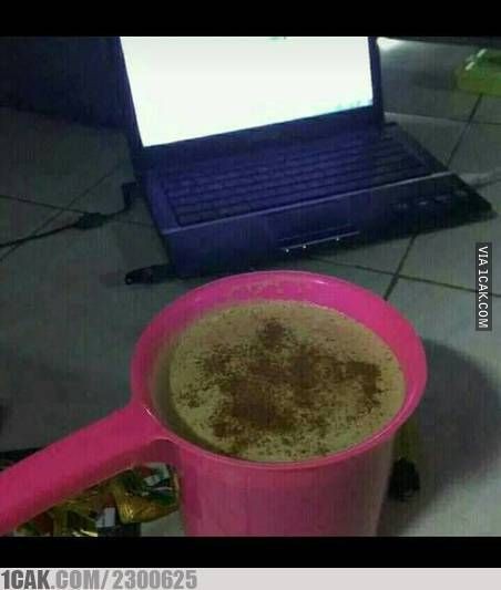 10 Potret Kocak Lagi Ngopi yang Bikin Ngakak, Ada Minum dari Galon