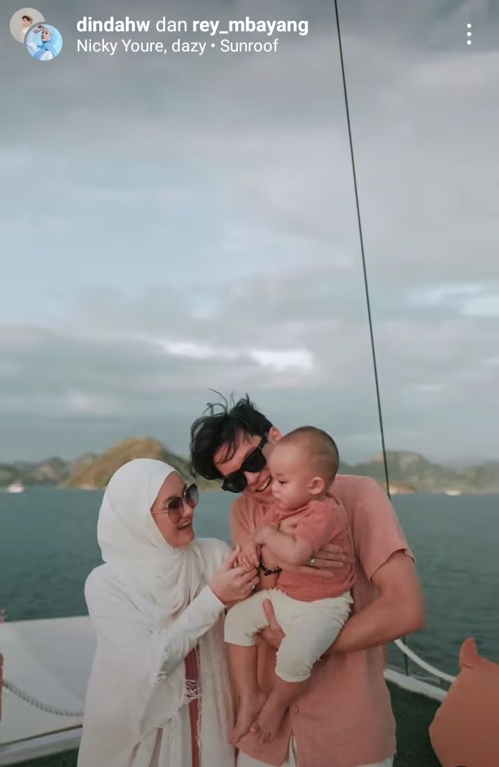 10 Potret Liburan Romantis Dinda Hauw dan Rey Mbayang di Labuan Bajo