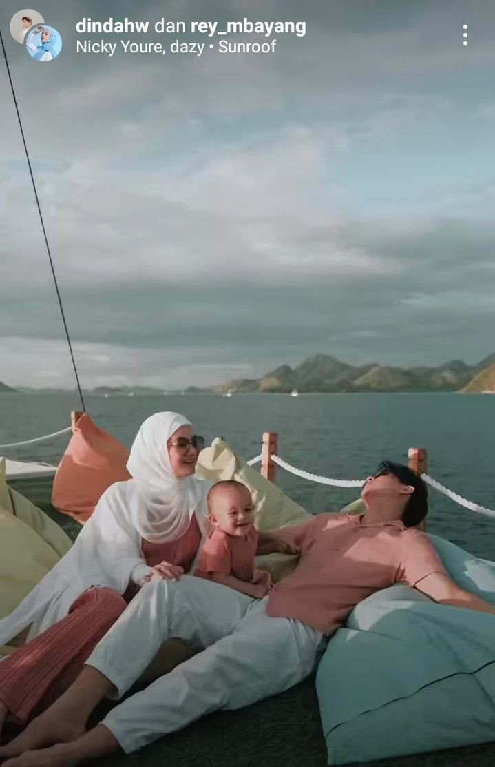 10 Potret Liburan Romantis Dinda Hauw dan Rey Mbayang di Labuan Bajo