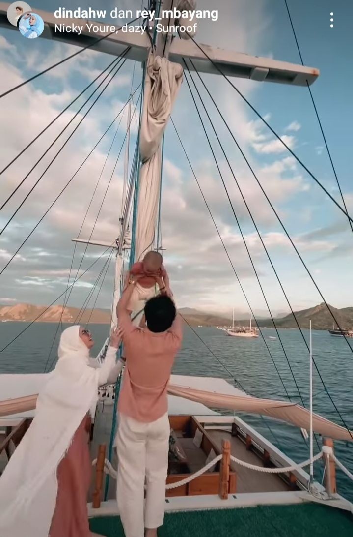 10 Potret Liburan Romantis Dinda Hauw dan Rey Mbayang di Labuan Bajo