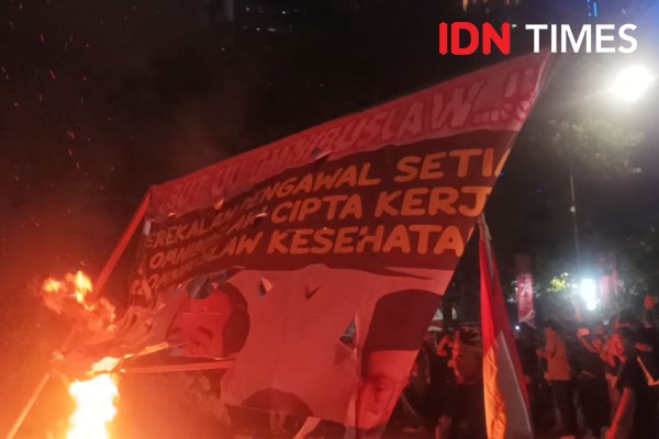 Demo Buruh di Depan Monas, Massa Bakar Baliho Bergambar Jokowi