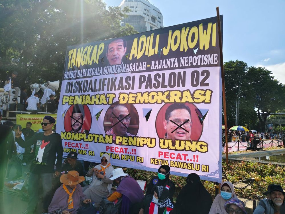 MK Tolak Gugatan Paslon 01, Demonstran Singgung Jan Ethes Jadi Menteri