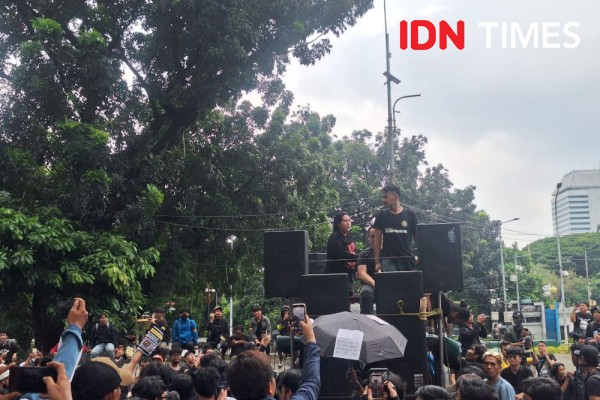 Massa Aksi Demo Samakan Indonesia dengan Manchester United, Sama-sama dalam Era Gelap