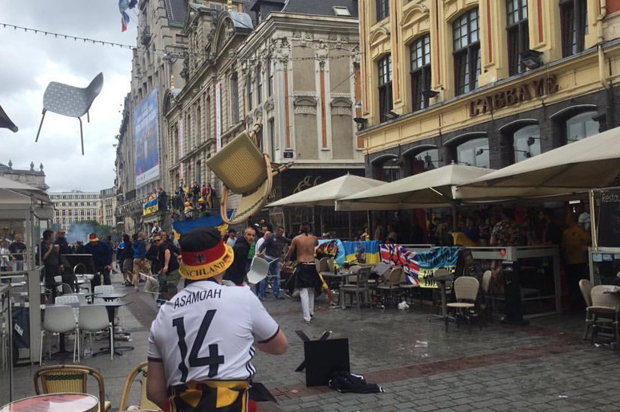 SERENTETAN KERUSUHAN YANG MEWARNAI GELARAN TERNAMEN SEPAKBOLA EROPA EUFA “EURO”