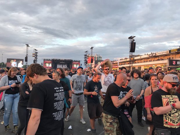WATCH: Festival-goers chant ‘You’ll Never Walk Alone’ after terror threat evacuation