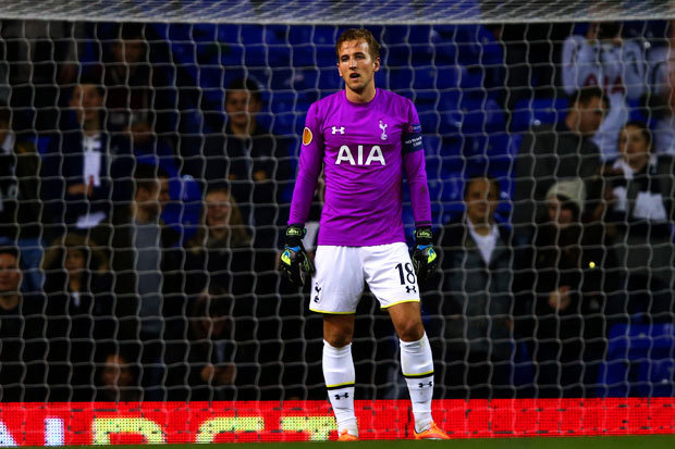 5 pemain sepakbola selain kiper yang pernah ditunjuk dadakan untuk jadi kiper