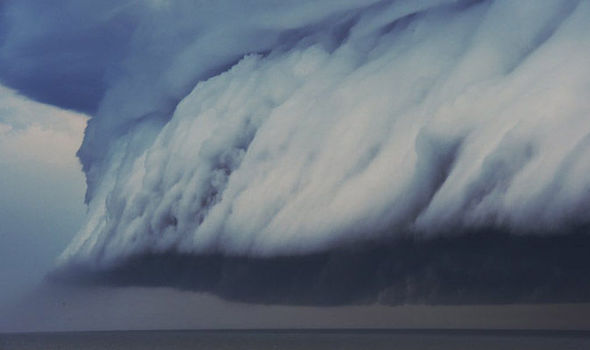 Badai Awan yang Mirip Tsunami