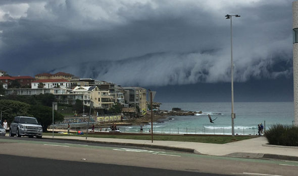 Badai Awan yang Mirip Tsunami