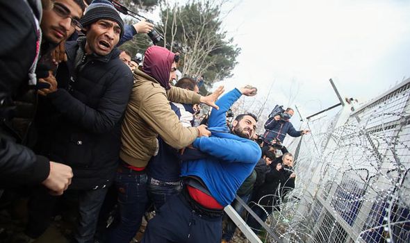 Migran Dobrak Pagar Macedonia di Perbatasan Yunani