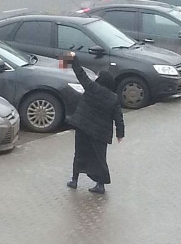 Di Russia, Muslimah Pamer Kepala Anak Kecil yg Dipenggalnya & Teriak 'ALLAHU AKBAR'