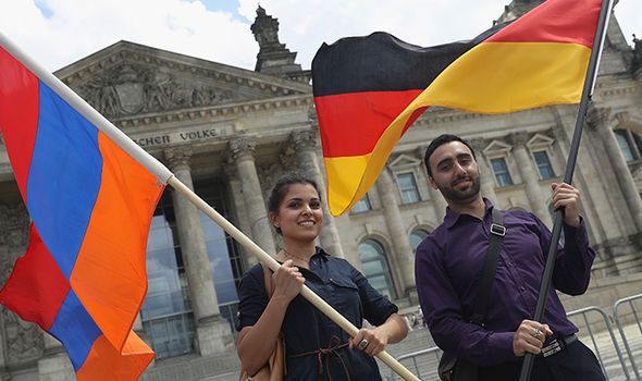 Turki Gambarkan Merkel Sebagai HITLER! Hubungan dengan Jerman MELEDAK atas genosida.