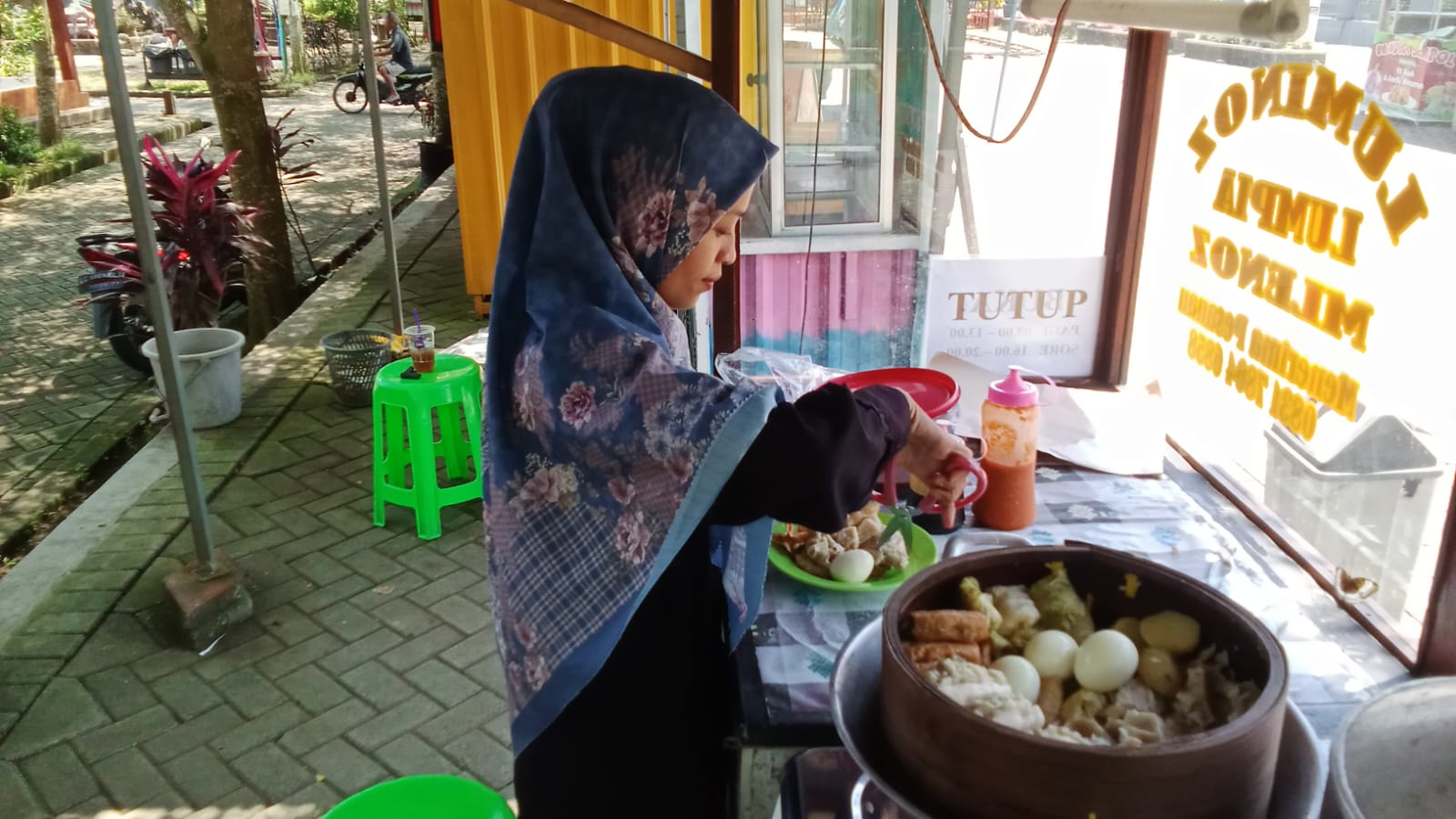 Dari Magister Perminyakan ke Gerobak Siomay: Jalan Hidup Vitri di Trenggalek