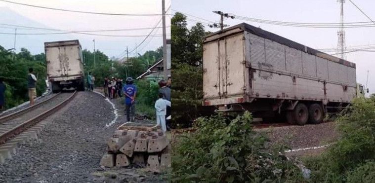 heboh-truk-nangkring-di-perlintasan-rel-kerata-api-ini-kronologinya