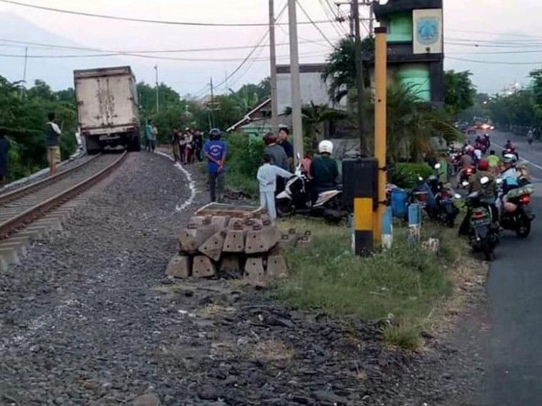 Heboh Truk Nangkring di Perlintasan Rel Kerata Api, Ini Kronologinya