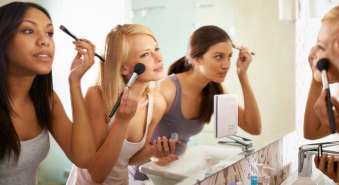 7 Hal yang membuat cewek suka beli make up meski sudah punya. Cowok harus tau!
