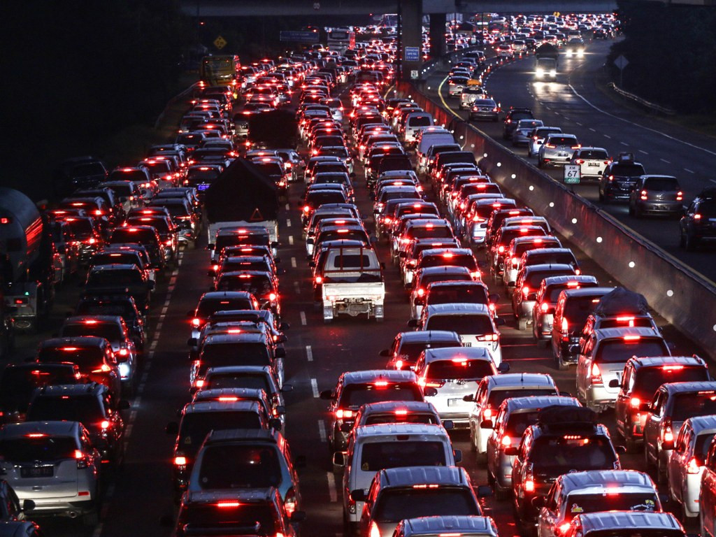 kemacetan-di-tol-cikampek-mengular-hingga-14-kilometer