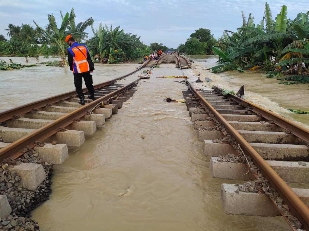 Banjir, Perjalanan 15 Kereta Api Jarak Jauh dari Jakarta Dibatalkan