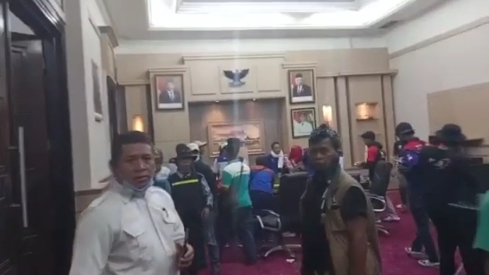 Tuntut Revisi Upah, Buruh Bobol Ruang Kerja Gubernur Banten