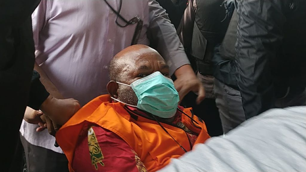 lukas-enembe-terima-duit-panas-bermodalkan-perintah-pengondisian-proyek