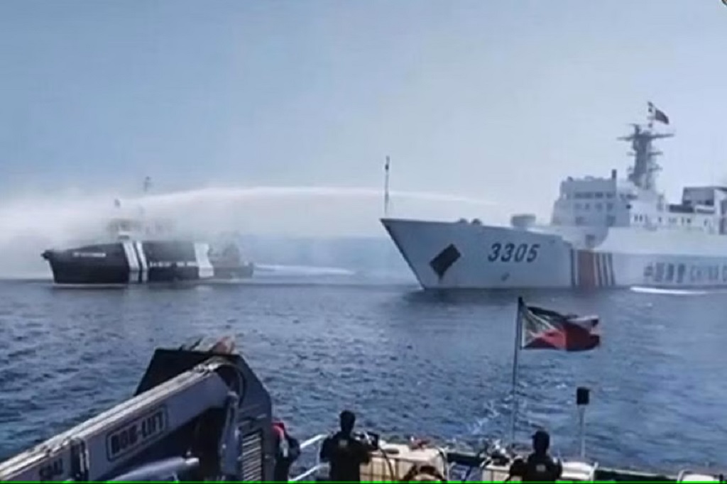 Kapalnya Ditembak Meriam Air, Filipina Pertimbangkan Usir Dubes China !