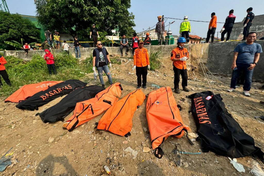 Ibu Bersujud Ingin Lihat Jenazah Kali Bekasi: Saya Bisa Gila, Anak Saya Teroris?