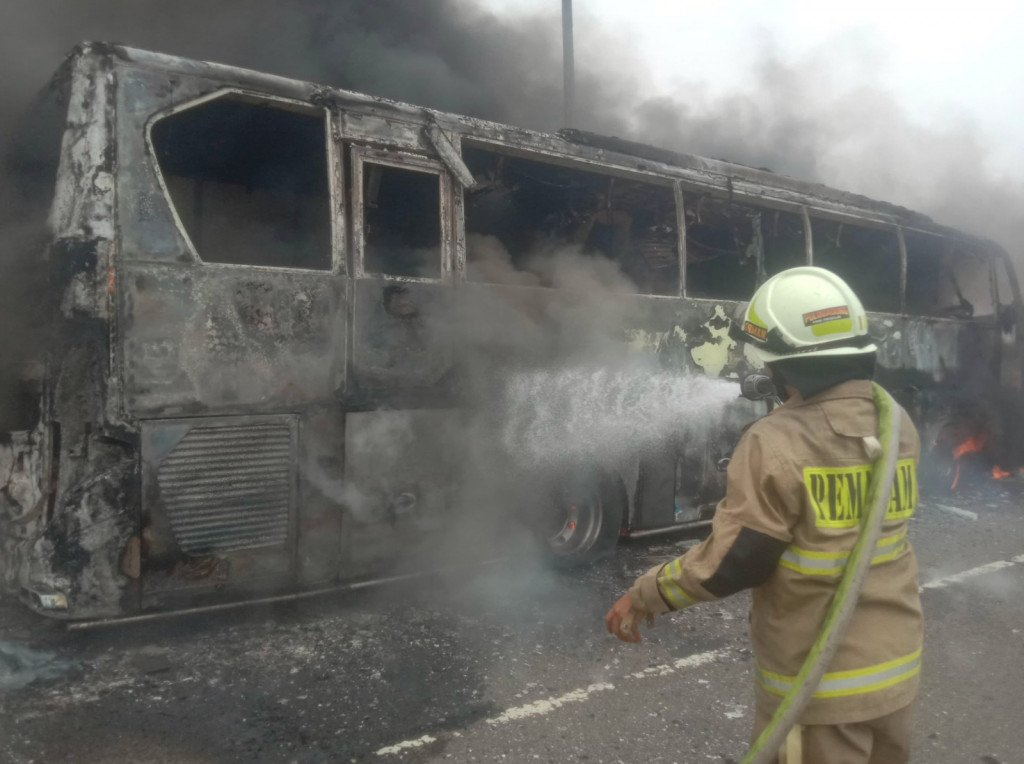 bus-pariwisata-terbakar-di-tol-jatinegara-angkut-58-anak-tk