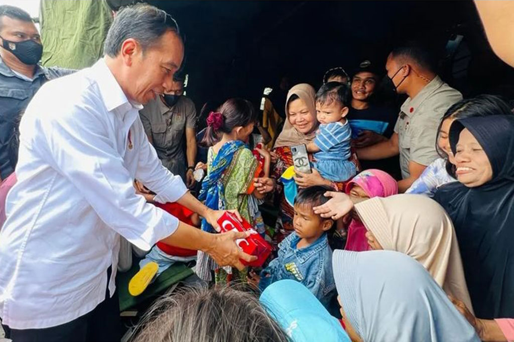 Kunjungi Pengungsi Korban Gempa, Jokowi Bagikan Makanan Siap Saji