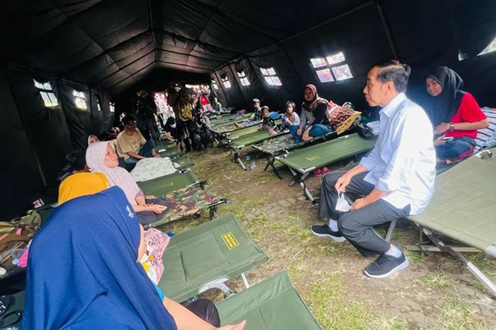 Kunjungi Pengungsi Korban Gempa, Jokowi Bagikan Makanan Siap Saji