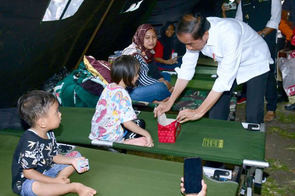 Kunjungi Pengungsi Korban Gempa, Jokowi Bagikan Makanan Siap Saji