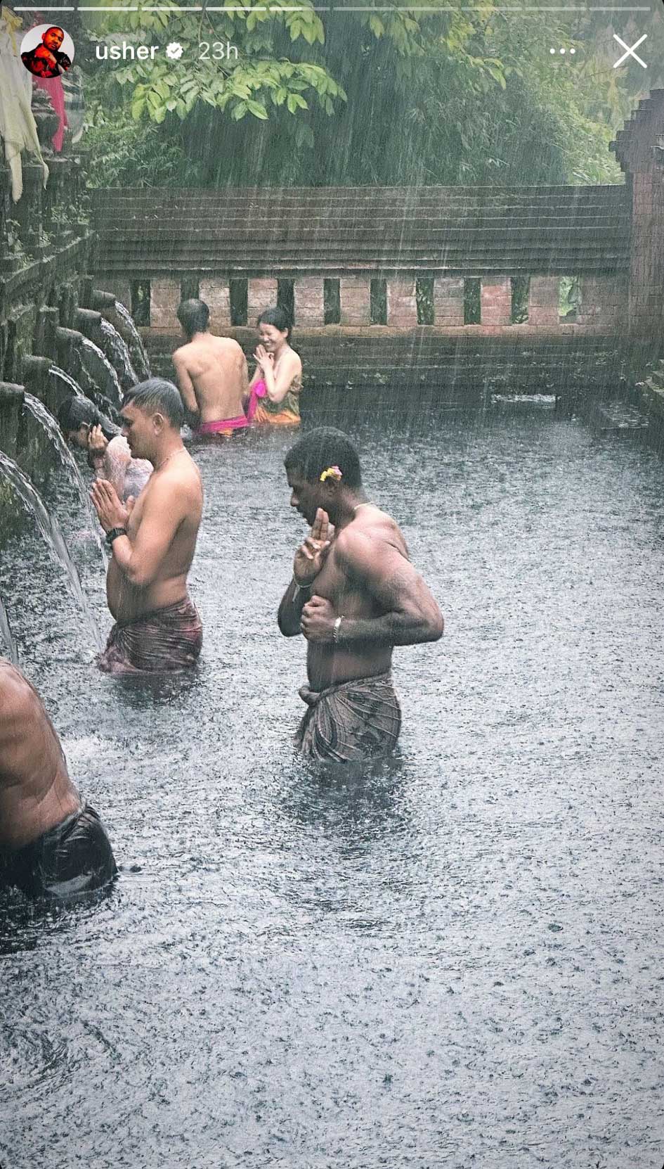 Legenda R&amp;B Usher Melukat di Bali