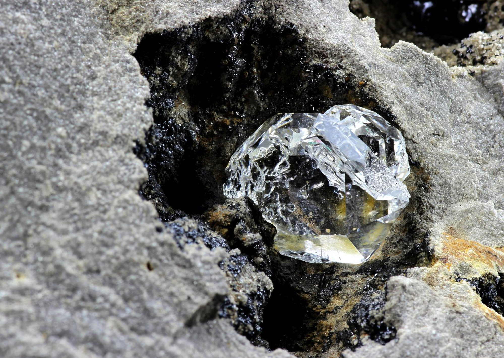 Batu Berlian Dibalik Gunung Meletus