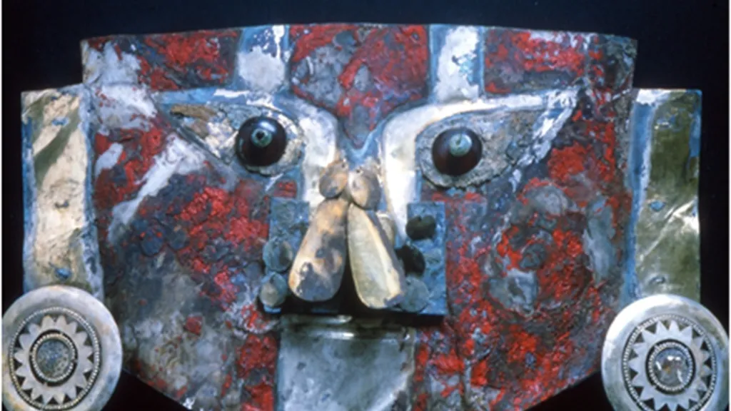 Topeng Emas Kuno Dari Peru Diduga Dicat dengan Darah