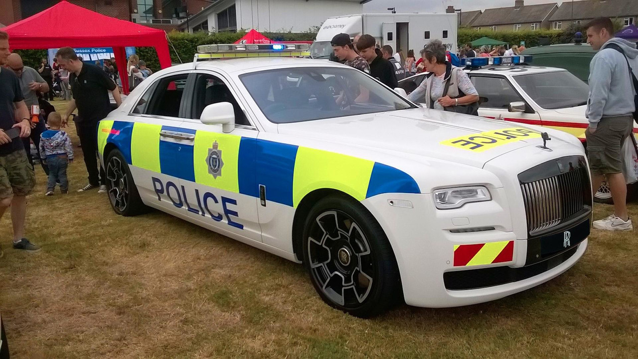 Bukan Kaleng – kaleng, Polisi di Negara ini Gunakan Supercar untuk Patroli