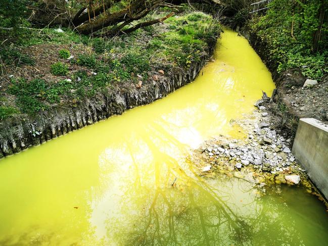 air-sungai-berubah-warna-kuning-cerah-warga-skotlandia-ketakutan