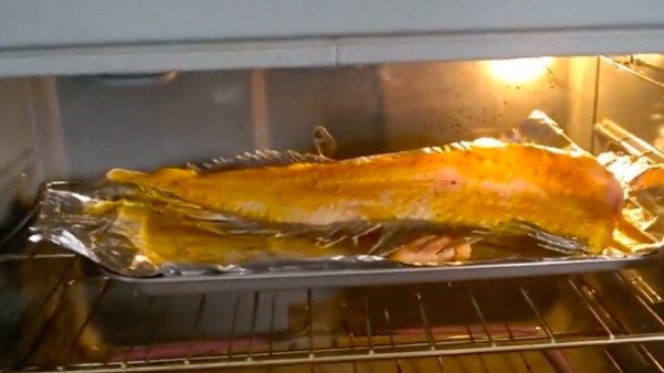 Seperti Film Horor, Seorang Wanita Terkejut Filet Ikannya 'Melompat' saat Dipanggang