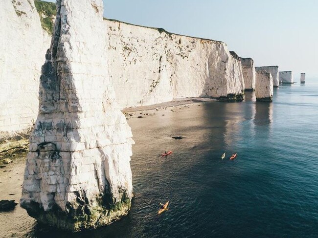 keasyikan-selfie-turis-pria-terpeleset-dan-jatuh-dari-tebing-37-meter