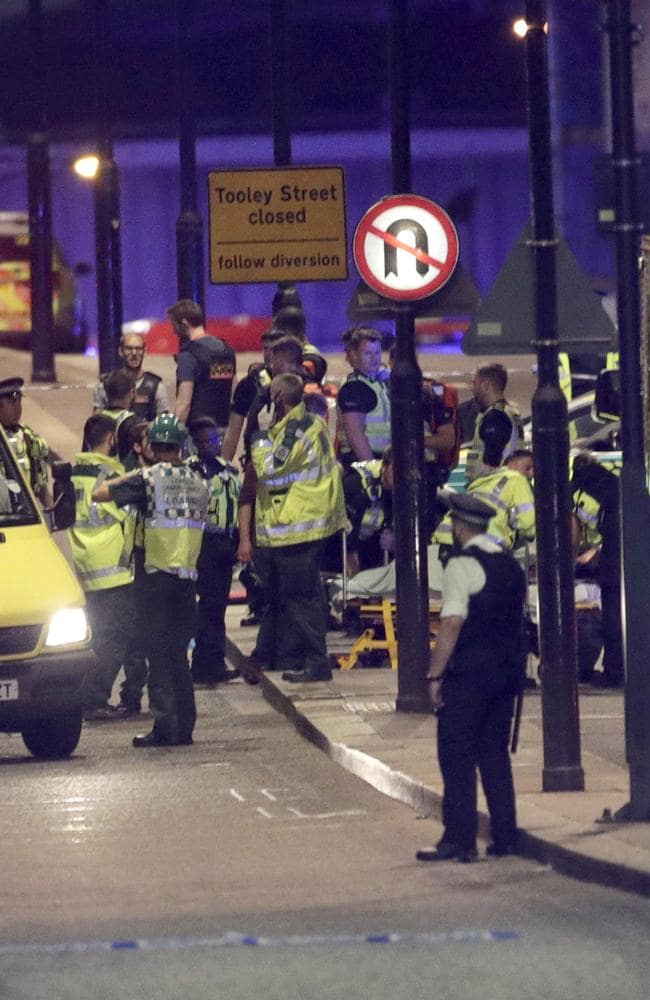 mobil-tabrak-pejalan-kaki-di-jembatan-london-polisi-merapat