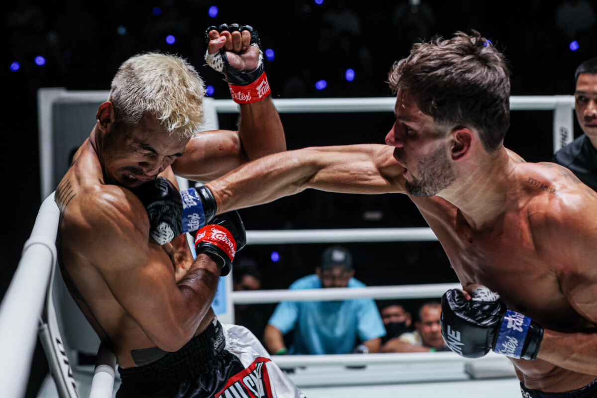 Jarvis Tundukkan Sinsamut Dalam Perang Sengit di Laga Puncak ONE Fight Night 41