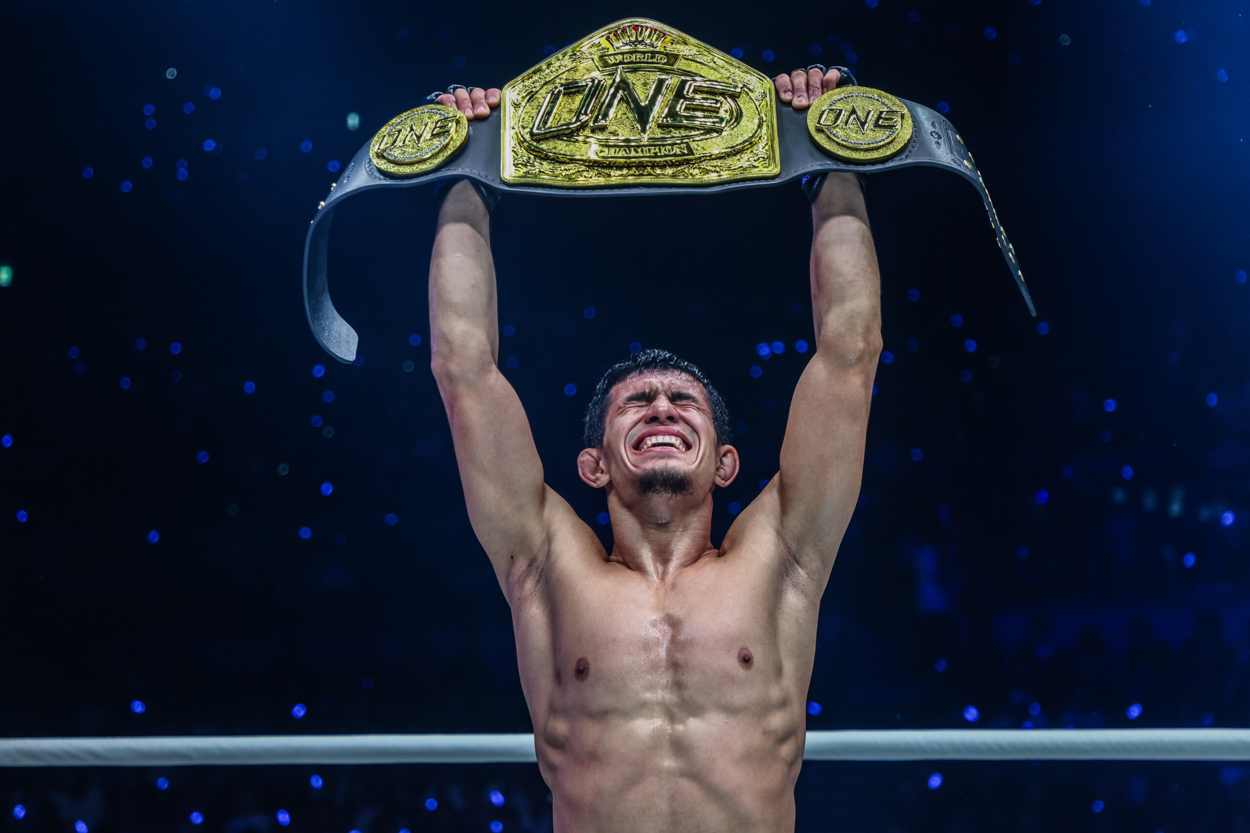 Kholmirzaev Raih Gelar Dunia Flyweight MMA Usai KO Wakamatsu dengan Sikut Berputar