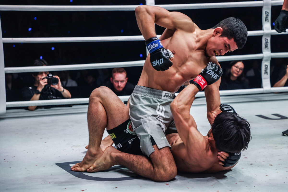 Kholmirzaev Raih Gelar Dunia Flyweight MMA Usai KO Wakamatsu dengan Sikut Berputar