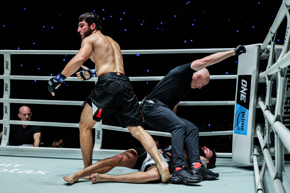 ONE Fight Night 42: Dzhabir Dzhabrailov Hentikan Chase Mann, Jaga Rekor Sempurna